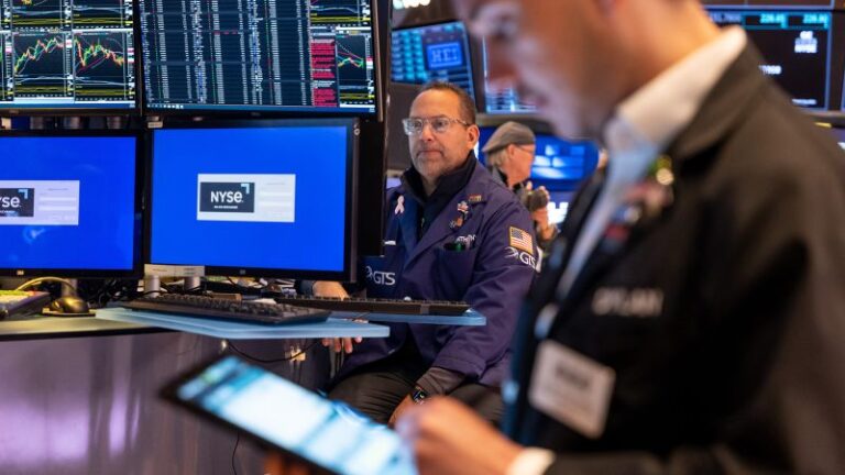 Dow sinks 800 points as bond market starts to freak
