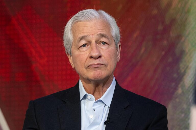Jpmorgan's jamie dimon is getting louder about his us debt