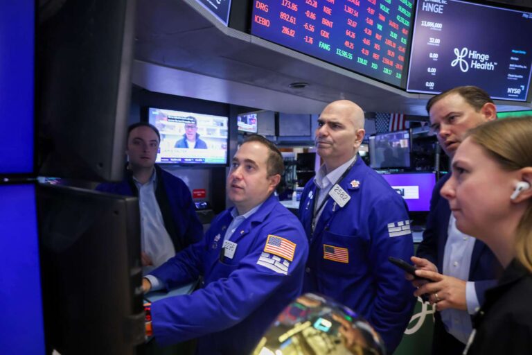 S&p 500 closes flat, nasdaq inches higher as stocks stabilize