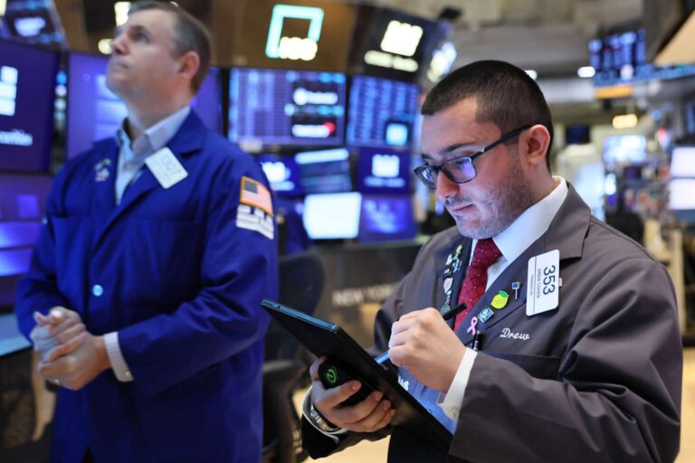 S&p 500, nasdaq inch higher to extend winning streaks to