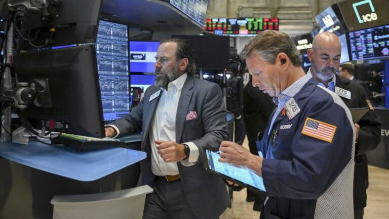 S&p 500 approaches record high as washington and beijing discuss
