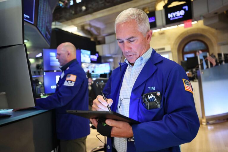 Stocks rise for 3rd straight day as investors await news