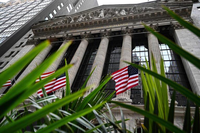 Dow, s&p 500, nasdaq tick up as wall street juggles