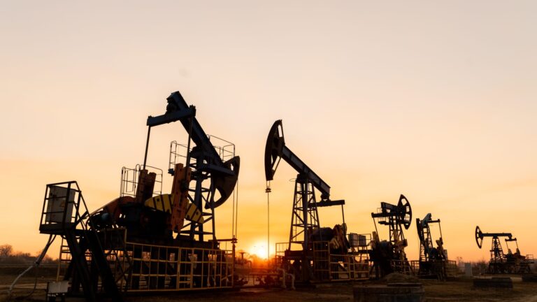 Oil prices steady as mixed us economic news offsets new