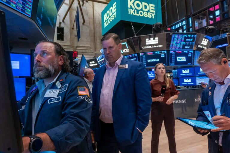 S&p 500, dow close slightly lower as trade uncertainty persists