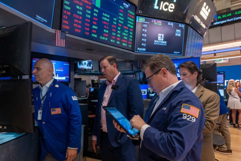 S&p 500, nasdaq close at new highs as investors await