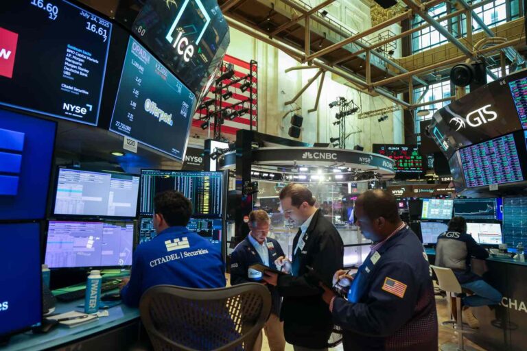 S&p 500, nasdaq hit new highs, dow drops amid earnings