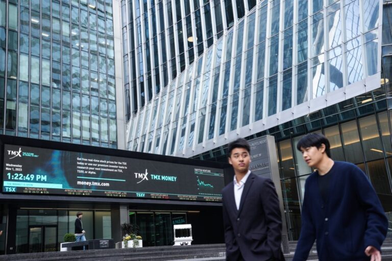 S&p/tsx composite closes higher, u.s. stock markets add to record