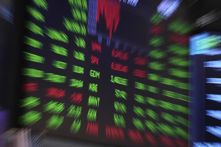 S&p/tsx composite finishes higher, u.s. stocks also gain