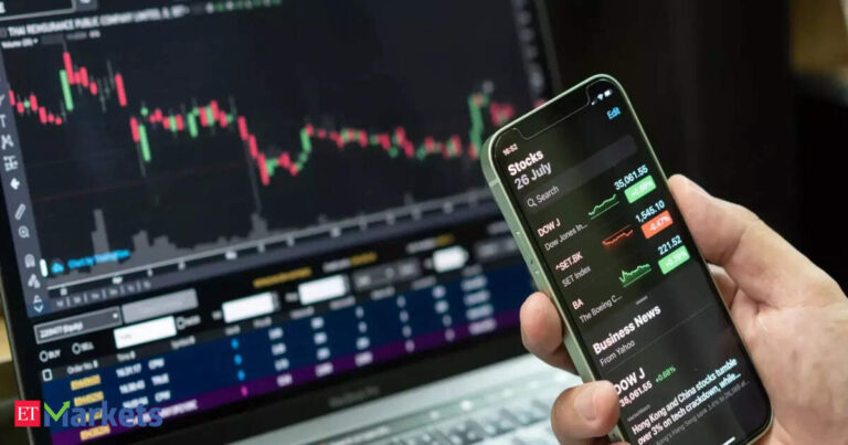 Dow plunges 770 points, vix shoots up 28% on black