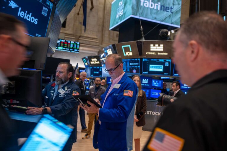 S&p 500 extends winning streak as major stock indexes post