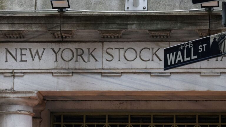 Wall street today: us stocks hold steady amid stronger than expected company