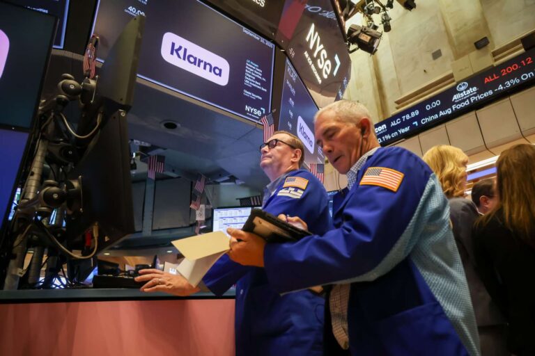 S&p 500, nasdaq hit closing highs, dow falls ahead of